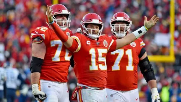 Mahomes junto a los tacles que le cuidaban la espalda