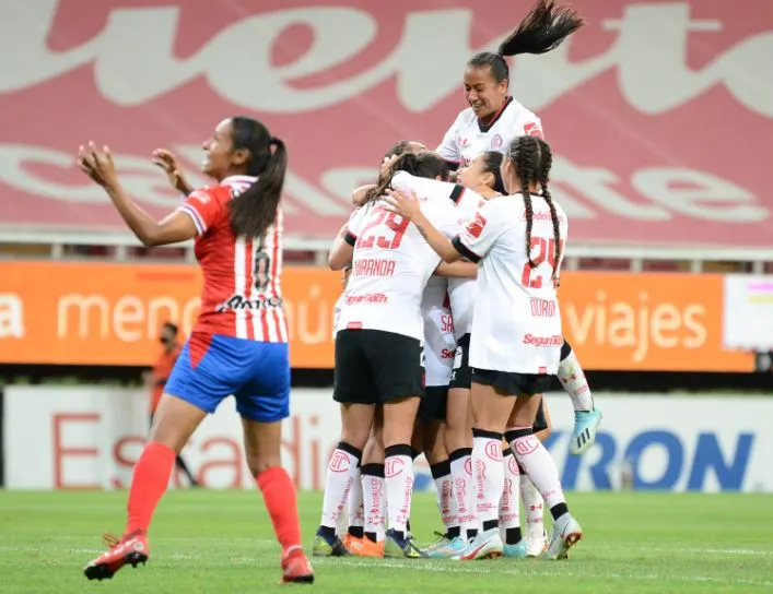 Jugadoras del Toluca festejan una anotación