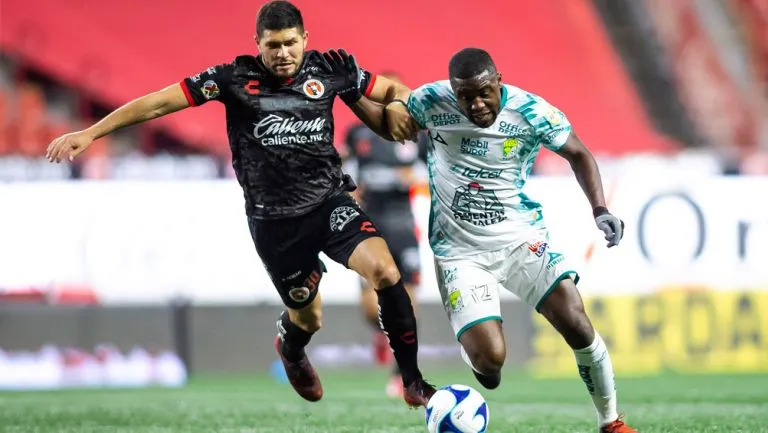 IMAGO7 David Barbona y Joel Campbell disputan una acción