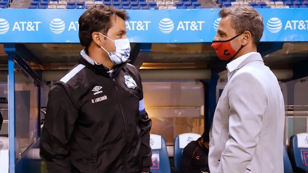 Larcamón saluda a Cocca antes del partido