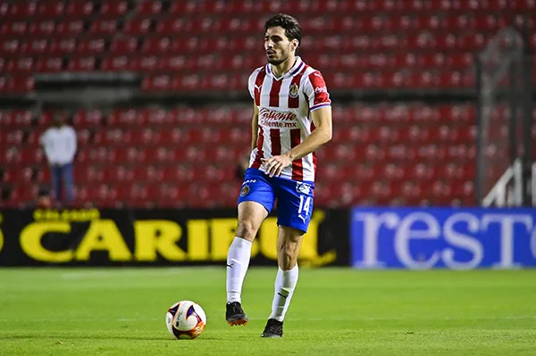 El Pollo Briseño en un juego con Chivas