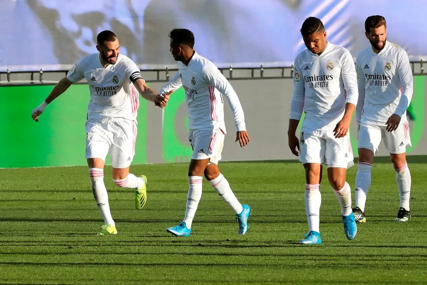 Benzema festejando con sus compañeros