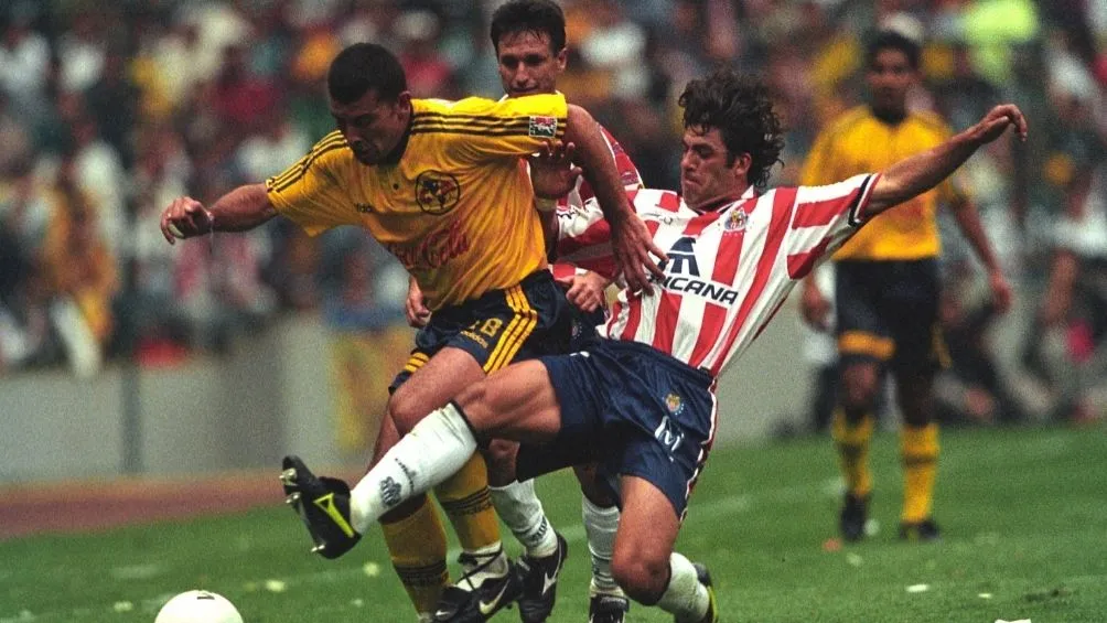 MEXSPORT Romero disputa una pelota con Lara