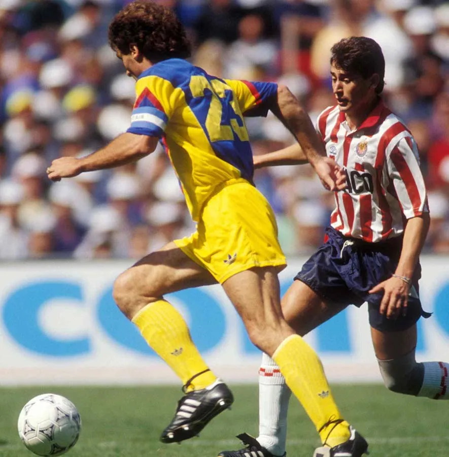 Ruggeri, como jugador del América, en duelo ante Chivas