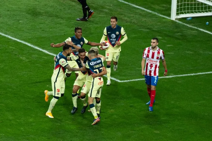 Jugadores de América festejan con Henry Martín