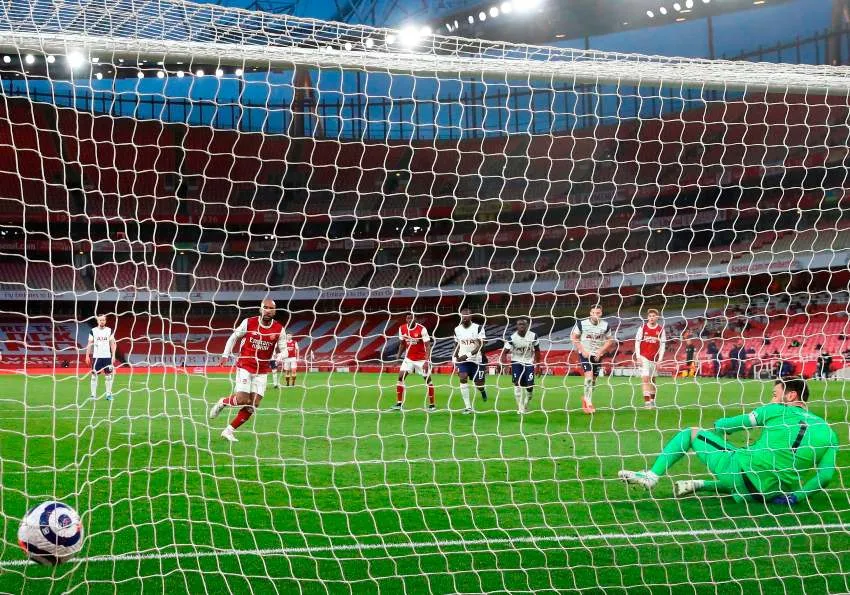 Lacazette anotando gol desde los once pasos