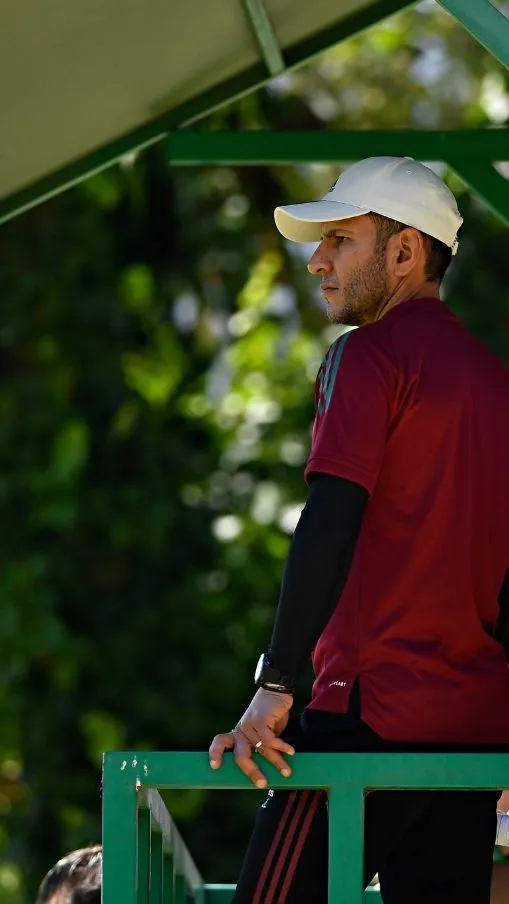 IMAGO7 Lozano observa un entrenamiento