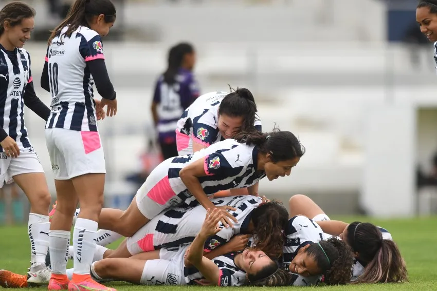 Jugadoras de Monterrey celebrando un gol a favor