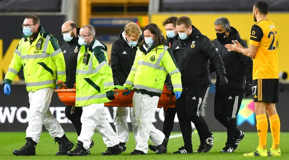 AP Rui Patricio, sale en camilla tras un fuerte impacto