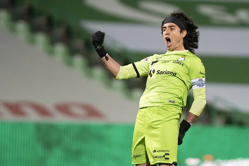 MEXSPORT Carlos Acevedo durante un duelo con Santos