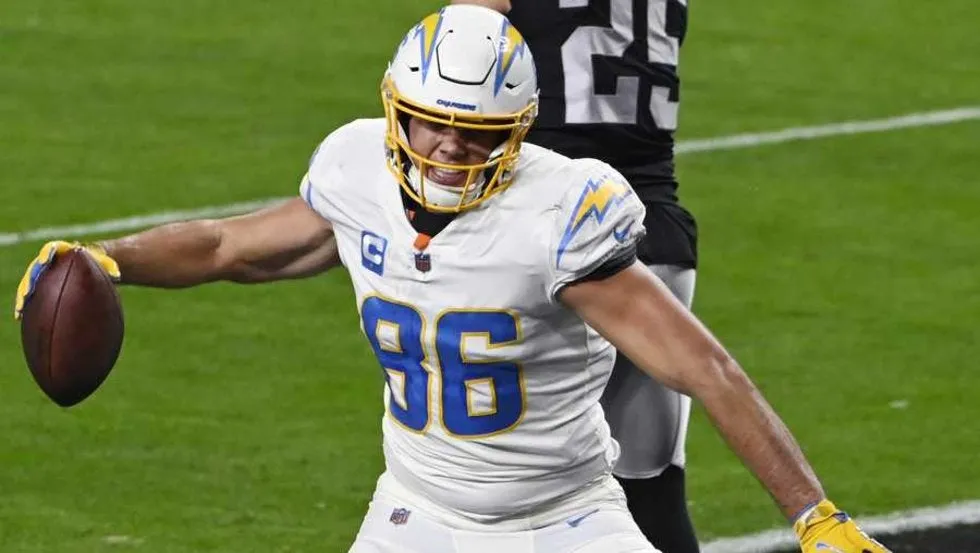 Hunter Henry celebra una anotación