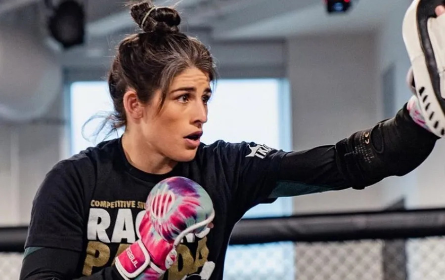 INSTAGRAM @ragingpandamma Ávila en plena práctica de Artes Marciales Mixtas