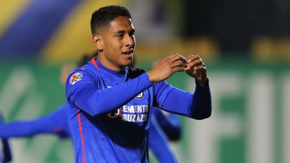 Luis Romo en un partido con Cruz Azul