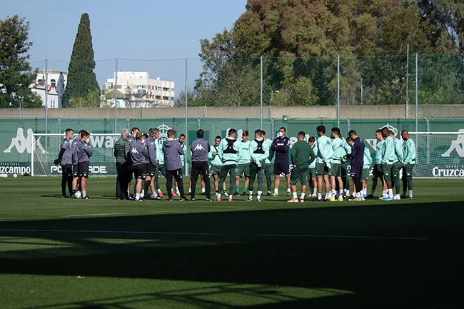 Reunión de jugadores y cuerpo técnico en un entrenamiento del Betis