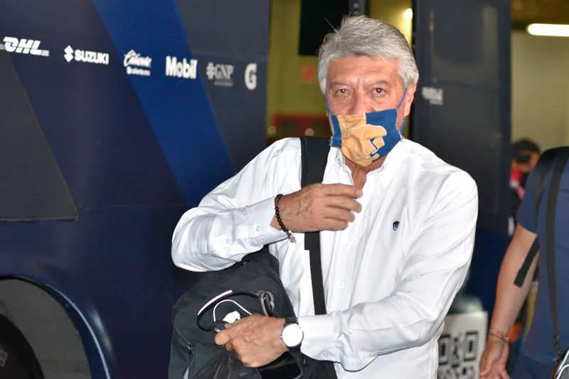 El presidente deportivo de Universidad antes de un partido