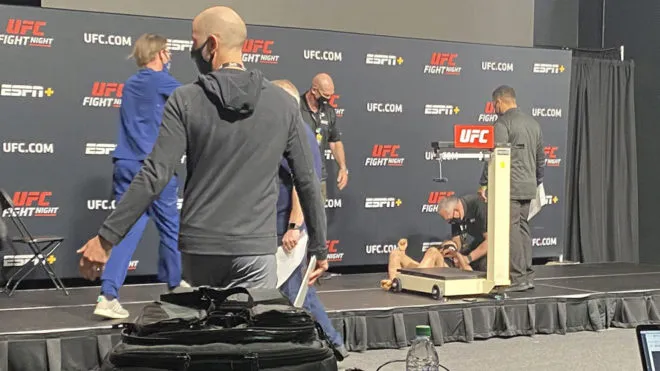 TWITTER:@ELMEMERIVERA Julija cae al suelo