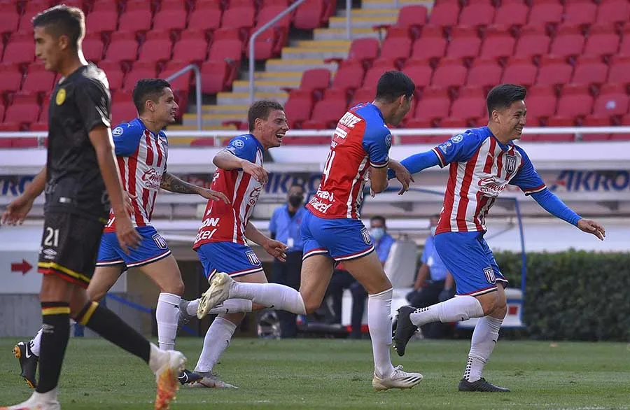 IMAGO7 Jugadores del Tapatío celebran gol ante Leones Negros en Liga de Expansión