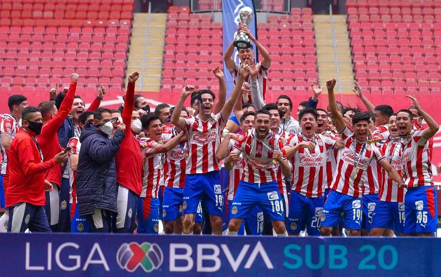 IMAGO7 El plantel Sub 20 salió campeón en el Apertura 2020