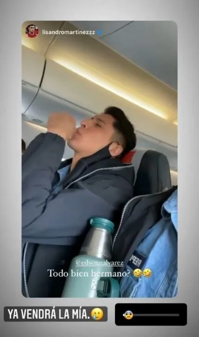 @edsonalvarez Edson Álvarez rezando en el avión