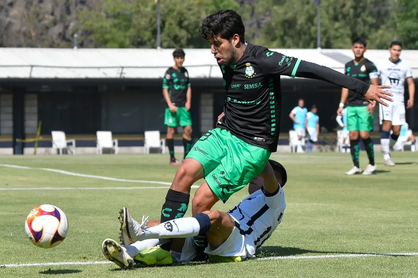 Oliver Pérez en un partido de Pumas Sub 20