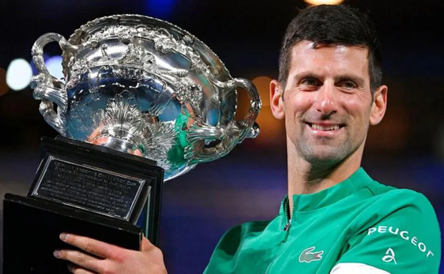 Djokovic con el título del Abierto de Australia