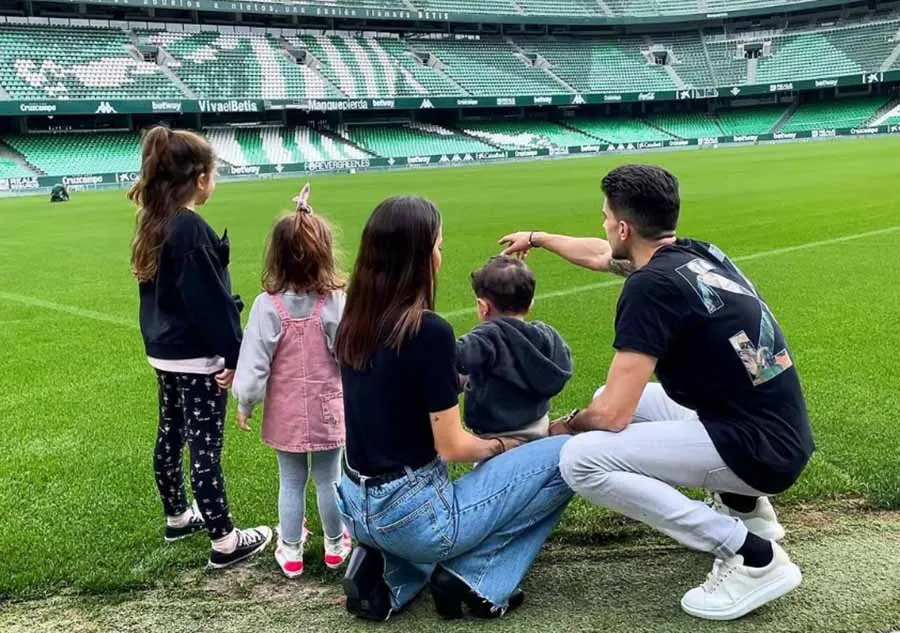 INSTAGRAM @melissajimenezgp Marc Barttra con su esposa e hijos en el Benito Villamarín