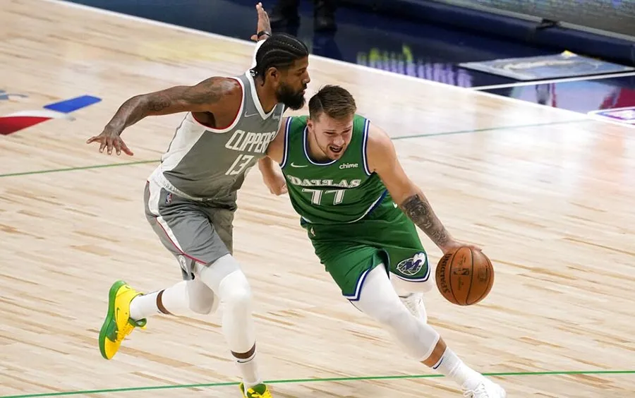 AP George durante el juego ante los Mavericks