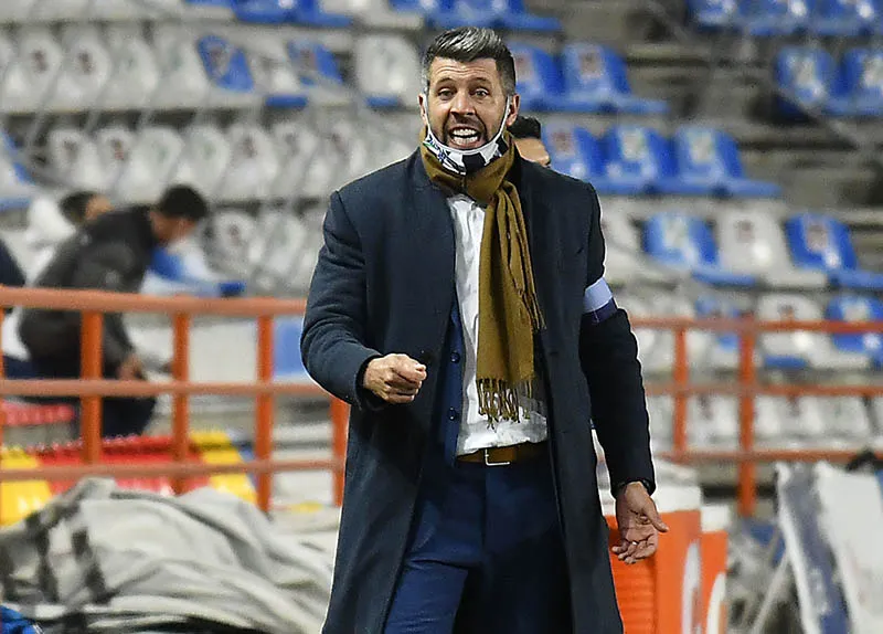 Paulo Pezzolano durante el duelo ante los Tigres