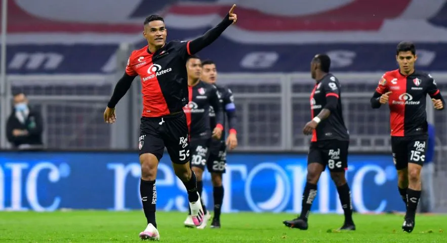 Anderson Santamaría festeja su gol ante La Máquina