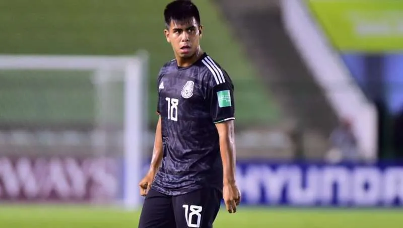 Edson Álvarez en partido