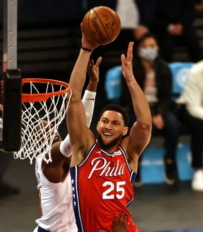 Ben Simmons se prepara para anotar