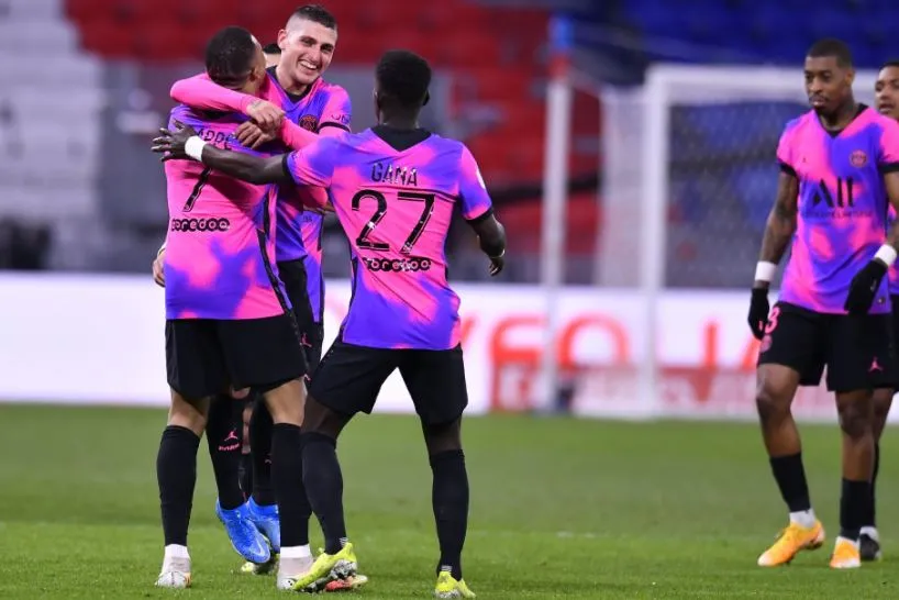 EFE Mbappé es felicitado por su gol