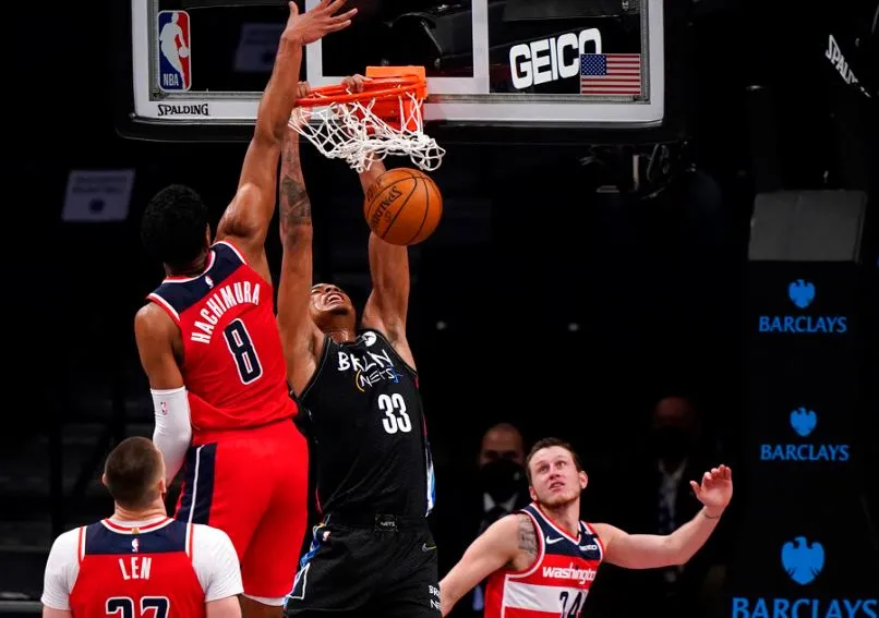 AP Claxton hace una clavada contra los Wizards