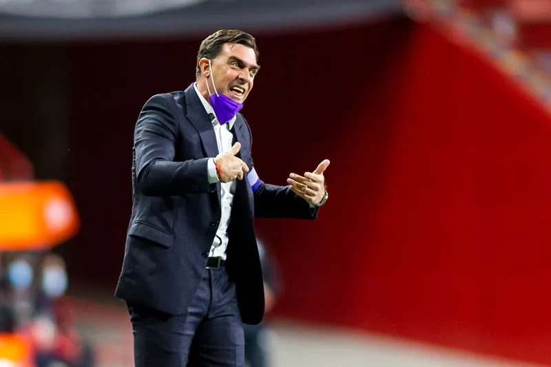 El técnico dando indicaciones a sus jugadores