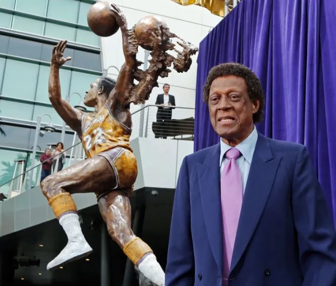 AP Elgin Baylor, recibe un premio por su trayectoria