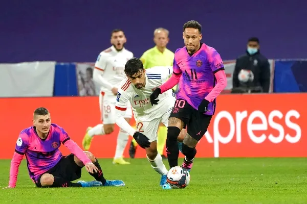 AP Neymar en acción con el PSG frente al Lyon en la Ligue 1