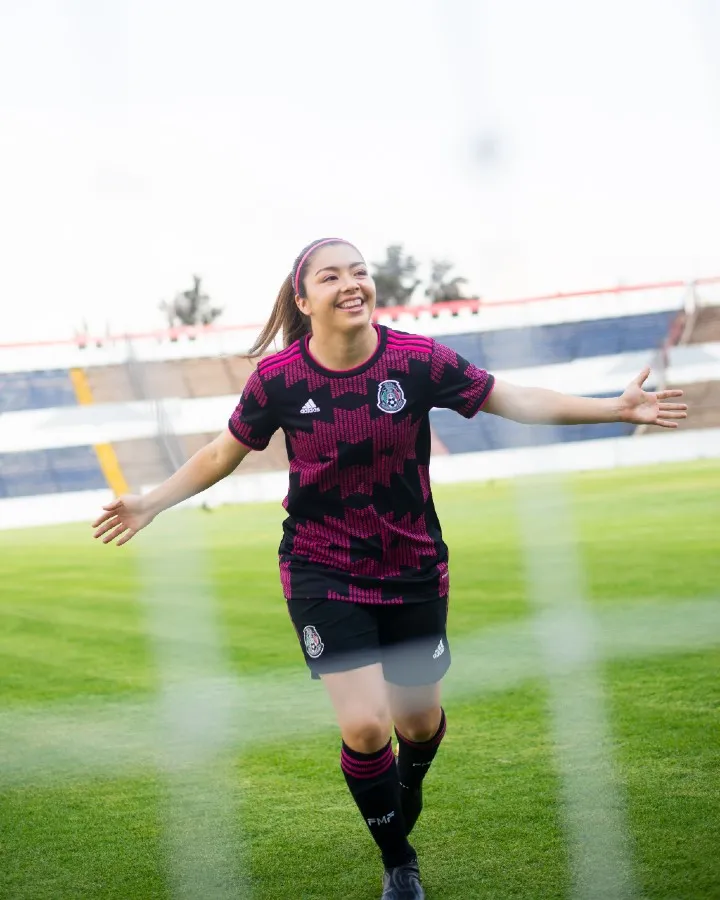 Katty Martínez con el nuevo jersey del Tri