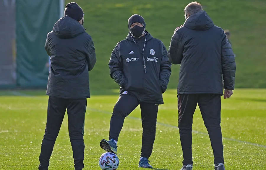 Gerardo Martino y el cuerpo técnico supervisando la práctica