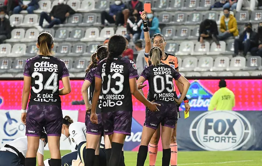 Diana Monroy vio salir la tarjeta roja ante el América