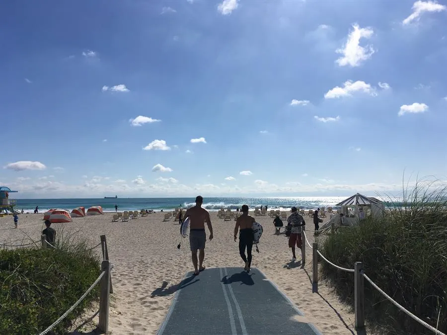 Playa mexicana y turistas