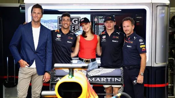 Brady, junto a los integrantes de Aston Martin