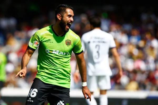 José Esquivel en festejo con Bravos