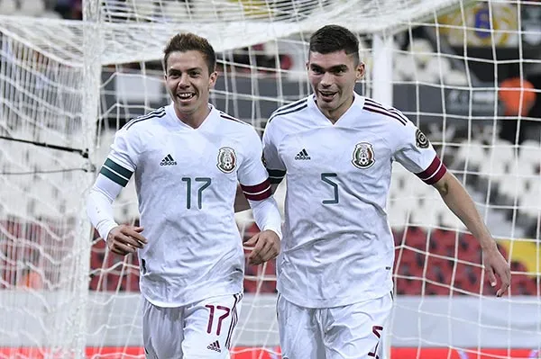 El defensa festeja un gol junto a Córdova