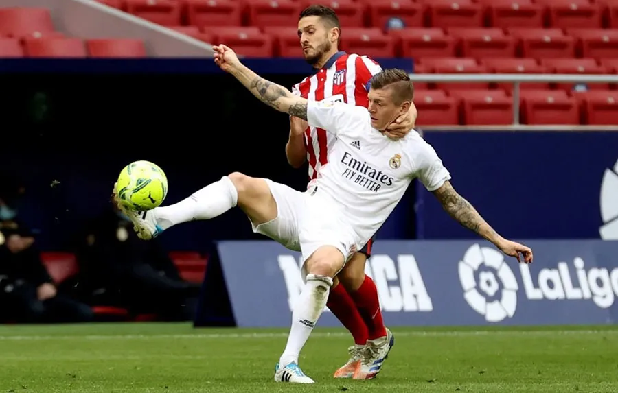 EFE Koke pelea el balón con Toni Kroos