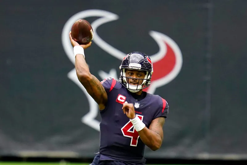 El QB de los Texans lanzando un pase