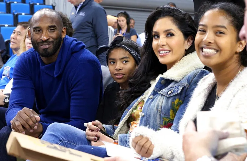 Kobe, Gianna y Vanessa Bryant en un partido de basquetbol colegial