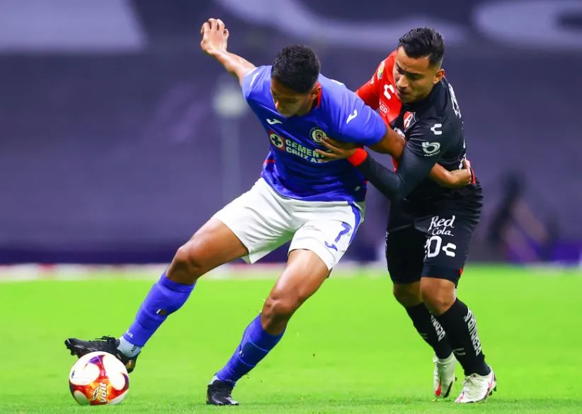 IMAGO7 Luis Romo y Jairo Torres luchan por el balón