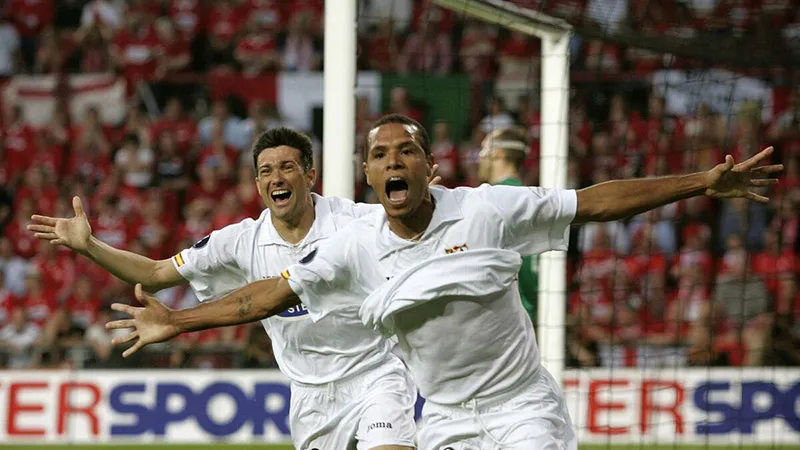 EFE Luís Fabiano festeja un tanto con el Sevilla