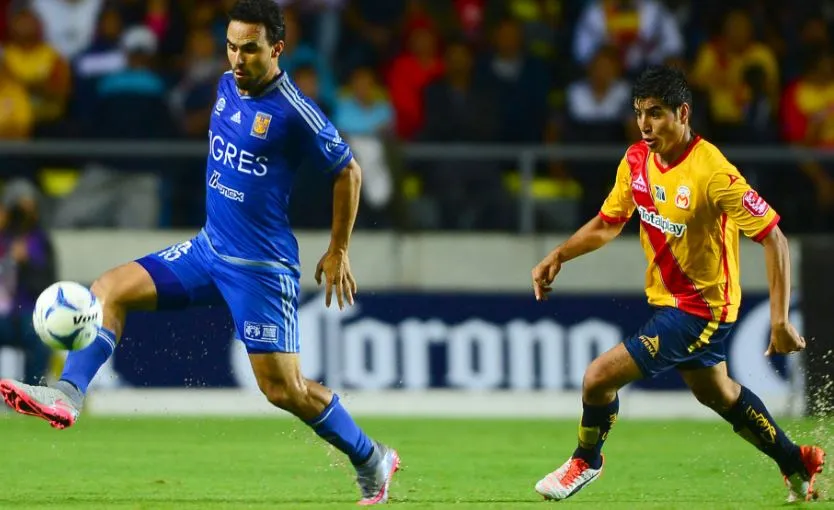 Esqueda trata de dejar a su rival en el camino