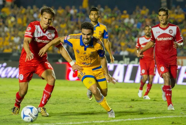 'Paleta' Esqueda lucha por el balón en juego ante Toluca